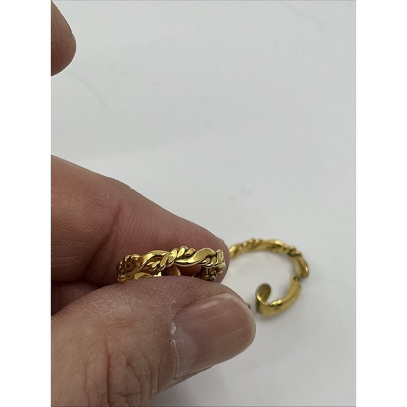 Vintage CROWN TRIFARI Gold Tone Textured Braided Clip-On Hoop Earrings .75" - Picture 4 of 6